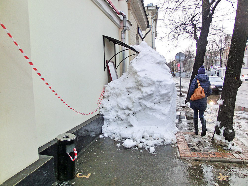 Правила поведения во время схода снега и падения сосулек с крыш зданий.