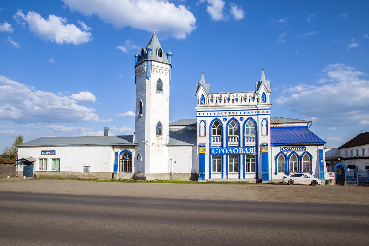 Особняк, построенный в 1908 году по проекту И.А. Чарушина для Николая Афанасьевича Вахрушева. Май 2019 г..